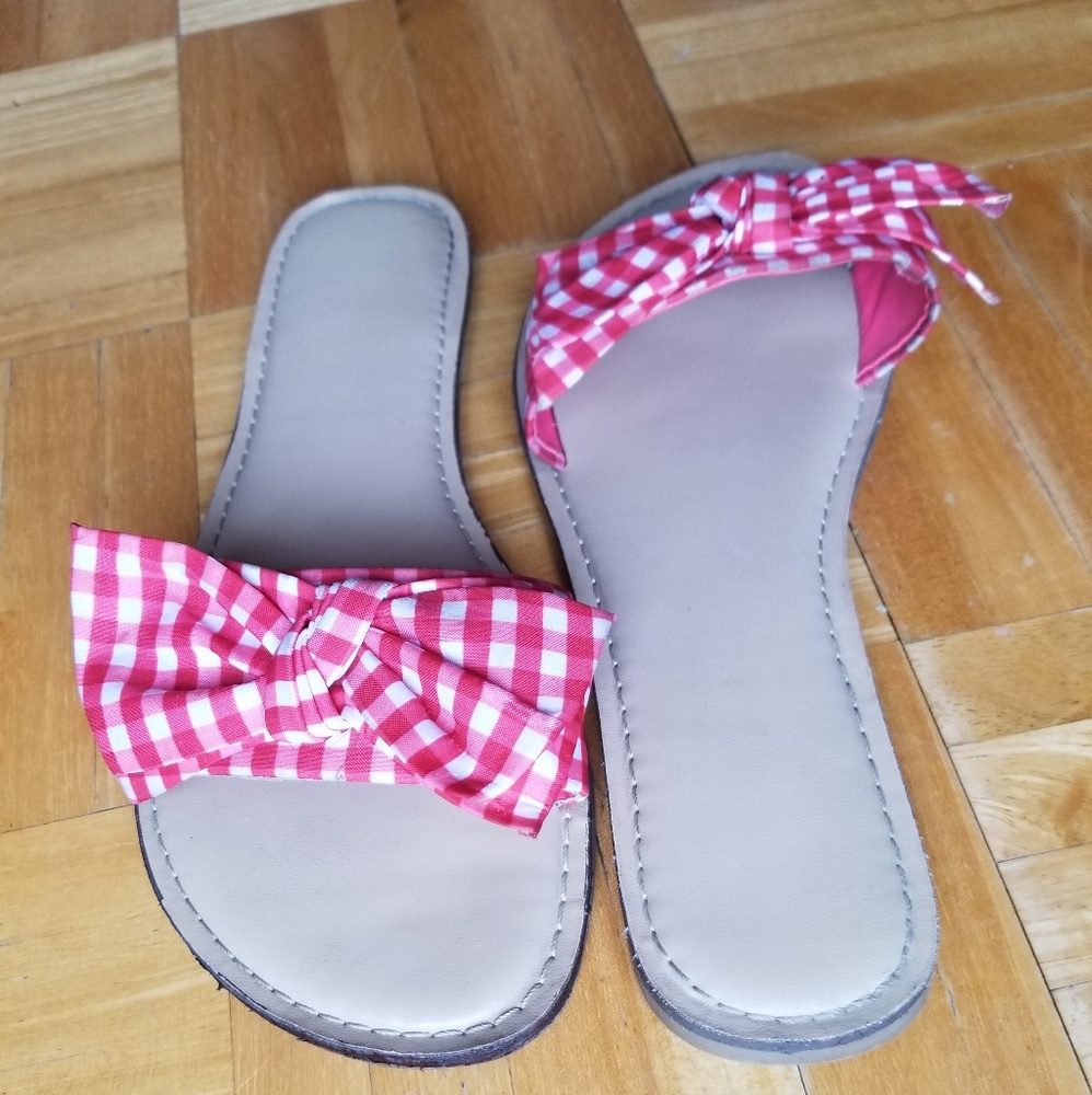 Time and Tru flip flops size 7